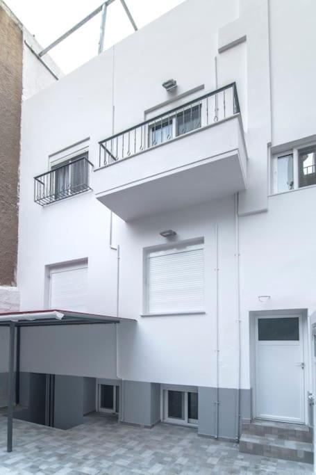 Downtown Rare And Modern Two Storey Building Athena Bagian luar foto